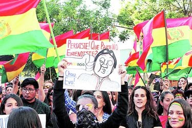 Women hold a sign during a protest against Bolivia 's President Evo in La Paz (47203199)