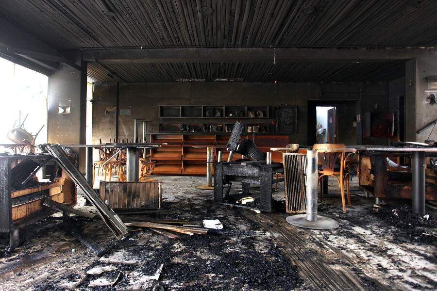 El Cafe Literario del Parque Bustamante es nuevamente fue incendiado la mañana del sábado.