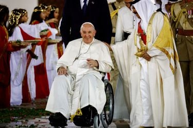 Papa Francisco dice en nuevo libro que es feliz y no tiene previsto renunciar