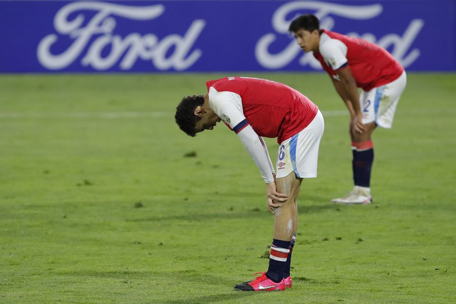 Jugadores de Nacional se lamentan tras caer por 3-1 ante la Universidad Católica, el pasado 6 de mayo. FOTO: Agencia Uno.