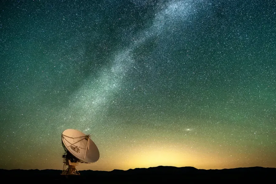 Astronomowie odbierają tajemniczy i intrygujący sygnał radiowy z odległej galaktyki