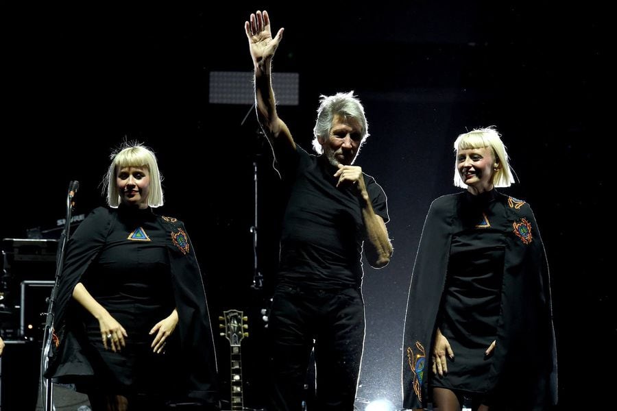 663bf1-20170726-jess-wolfe-and-holly-laessig-of-lucius-perform-with-roger-waters-01