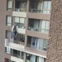 Providencial salvada: video muestra cómo PDI y sospechoso por poco caen desde noveno piso durante operativo en Santiago