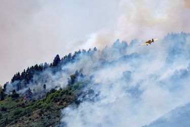 Cuatro mil evacuados por el incendio muy virulento y sin control de Valleseco