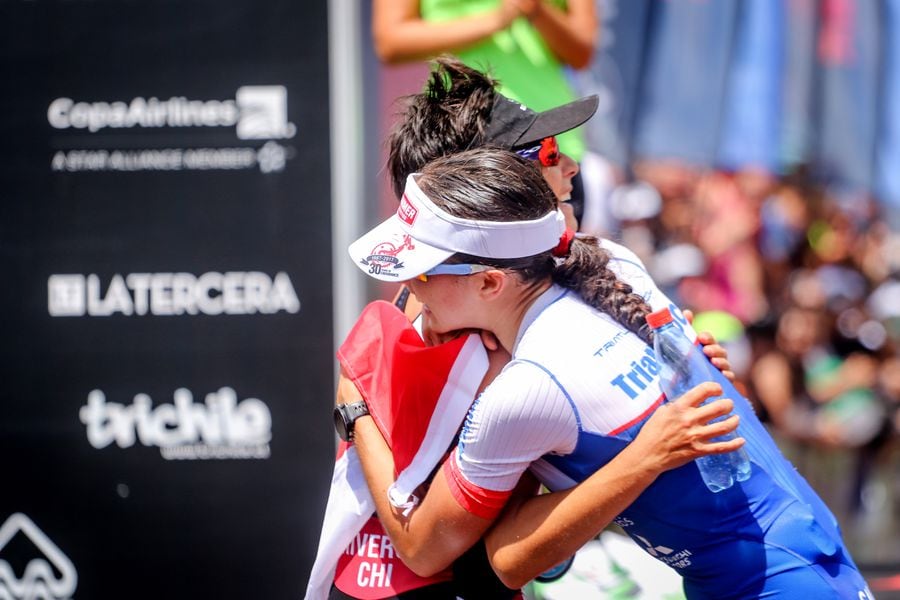 Bárbara Riveros y Macarena Salazar, se abrazan en la meta tras la competencia de ciclismo en el Ironman 70.3 Pucon de 2019.