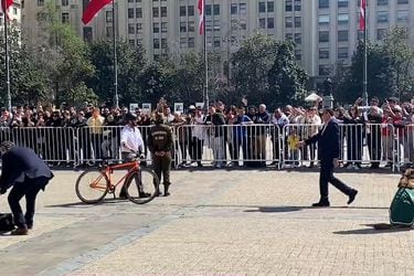 Día Nacional sin Auto: Así fue la llegada del Presidente Boric a La Moneda en bicicleta