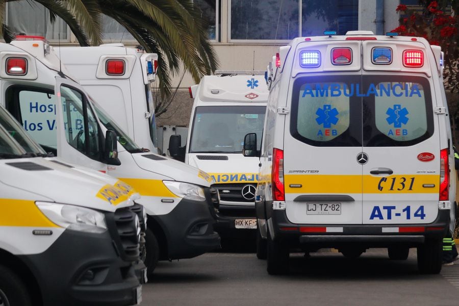 Ambulancias en el hospital Carlos van Buren de Valparaíso. Foto referencial.