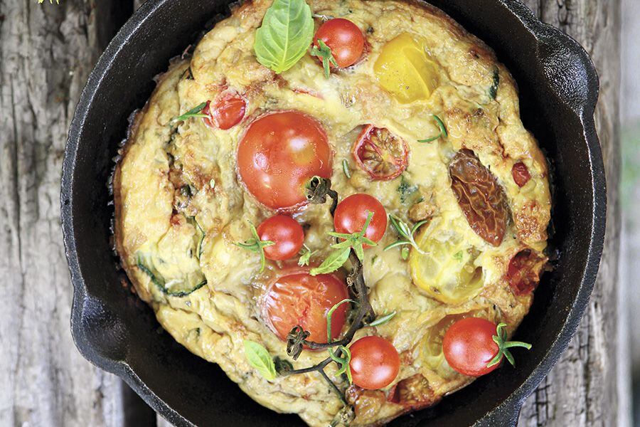 Frittata-de-tomates-con-zapallo-italiano-y-huevo-de-gallina-feliz