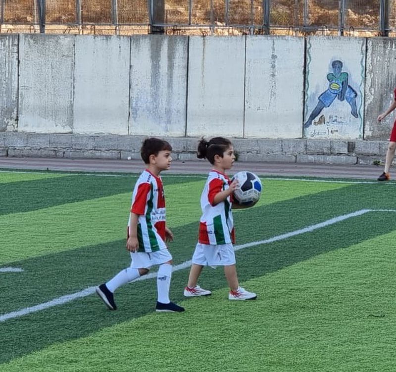Las niñas también tienen espacio en la escuela de fútbol de Palestino