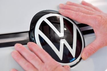 Ventas de Volkswagen tocan su nivel más bajo en una década, mientras BMW supera a Mercedes-Benz