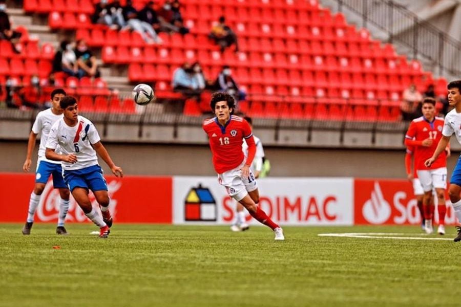 Sebastien Pineau, jugando por la selección Sub 20 de Chile, en La Calera.