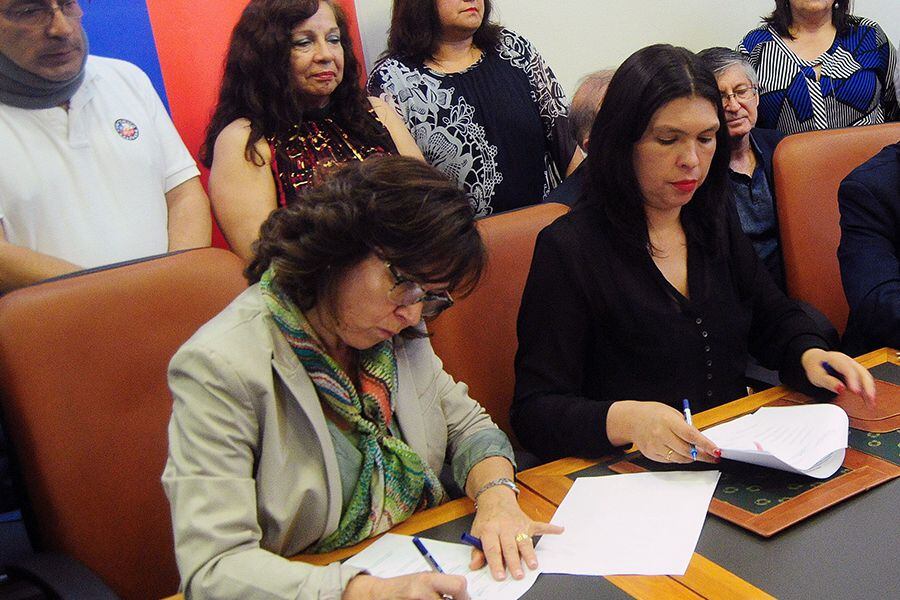 Alejandra Krauss, y la presidenta de la CUT. Barabara Figueroa,