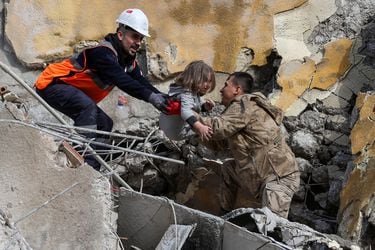 La carrera contrarreloj para rescatar a los sobrevivientes de los terremotos en Turquía y Siria