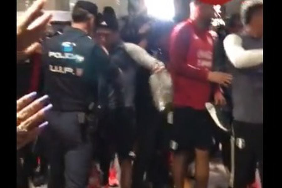 Una captura de video de los incidentes entre la selección peruana y la policía española.