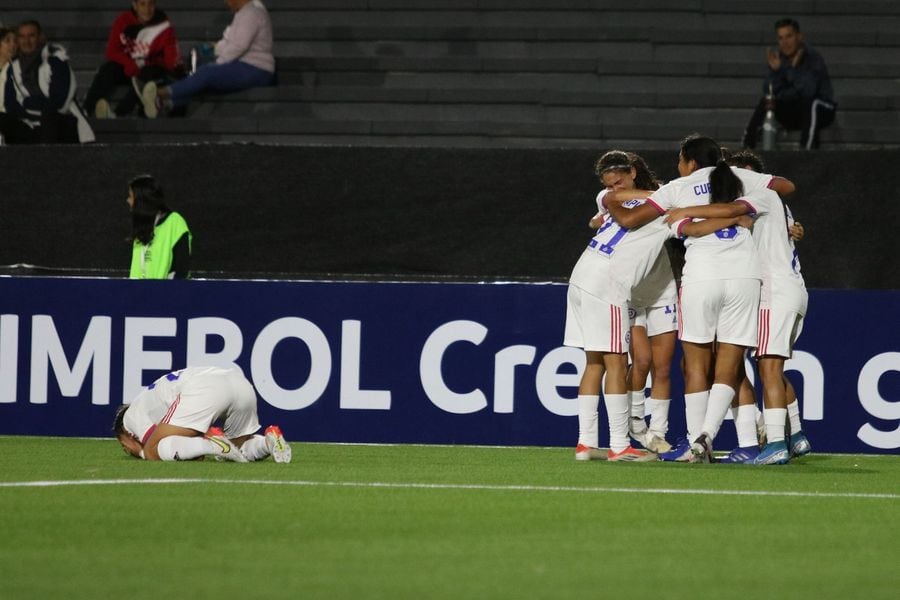 La selección femenina de Chile Sub 17 celebrando su pase al mundial de India. Foto: La Roja.