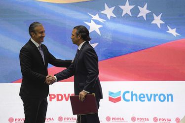 Gobierno venezolano y empresa estadounidense firman contratos para impulsar producción petrolera