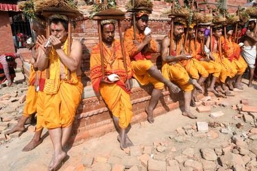 Un devoto hindú sopla una caracola durante el festival Madhav Narayan, que dura un mes, en Bhaktapur, en las afueras de Katmandú, capital de Nepal.