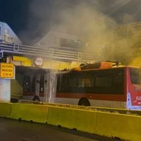 Bus eléctrico RED se incendia tras quedar atrapado bajo paso ferroviario: Bomberos trabajó con espuma para enfriar baterías de litio