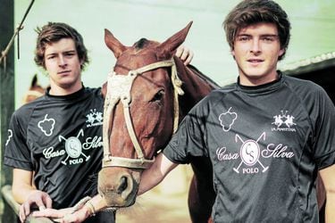 Dos hermanos con el caballo en la sangre