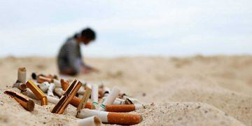 La ley "Chao colillas" le dice adiós a los cigarros en las playas, ríos y lagos