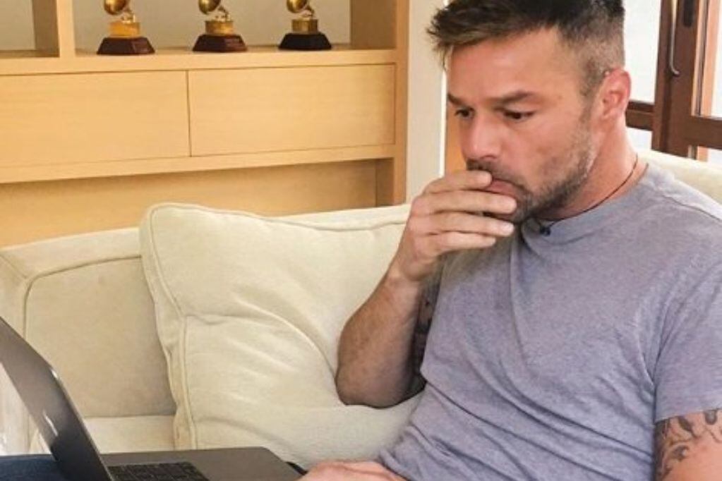 Ricky Martin  en el computador.