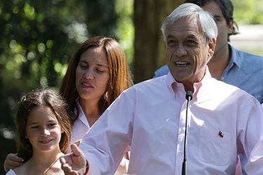 Sebastián Piñera realizó punto de prensa acompañado de su familia