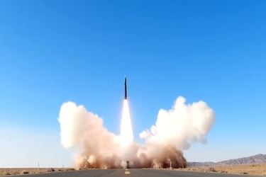 Así son los misiles hipersónicos “invencibles” con los que China podría atacar distintas bases de Estados Unidos