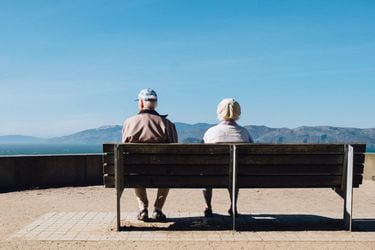 Inédito estudio revela a dónde están migrando las personas mayores en Chile