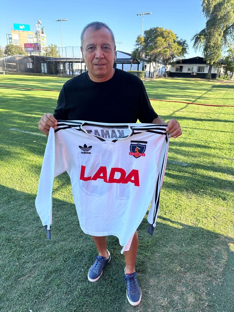 Luis Pérez posa con la histórica camiseta con la que abrió la victoria de Colo Colo ante Olimpia