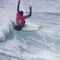 León de la Torre se titula campeón de la Triple Corona de surf 2023
