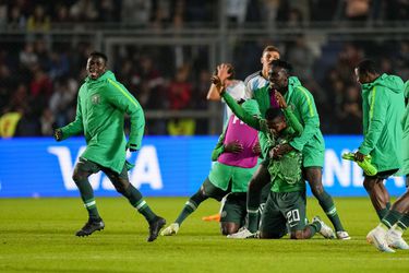 El polémico y violento gesto de jugadores de Nigeria hacia las cámaras tras eliminar a Argentina en el Mundial Sub 20