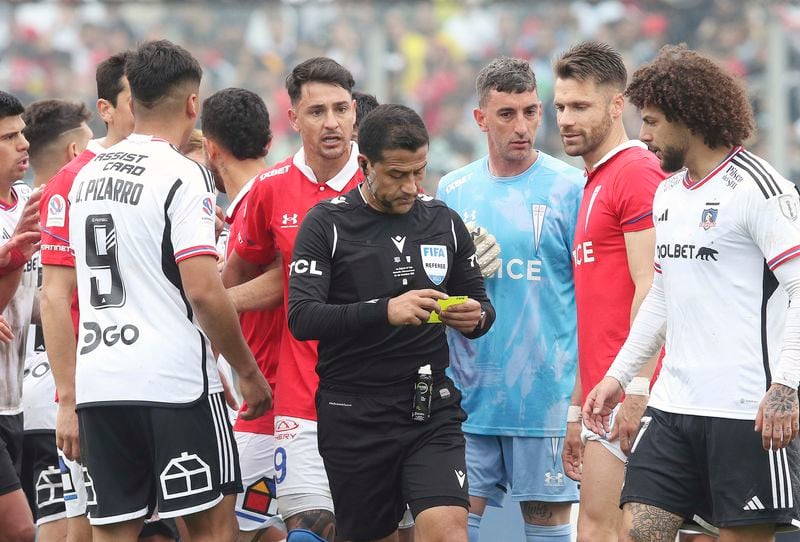 Felipe González anota una amonestación en el duelo entre Colo Colo y la UC
