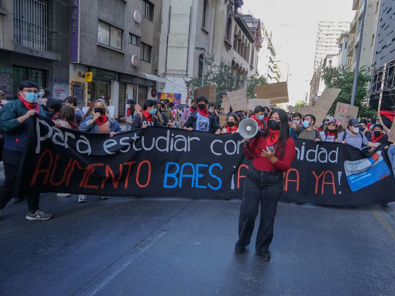 Marcha de la Confech por aumento del monto de la Beca de Alimentación de la Educación Superior (BAES). Foto: Francisco Castillo / Agencia Uno.