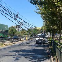 Camión derriba al menos 15 postes en Puente Alto