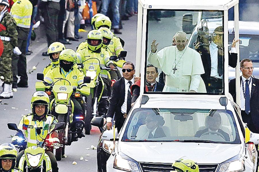 pope-francis-greets-the-crowd-from-the-pope-39634869