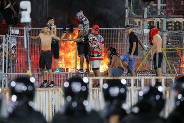 Ni siquiera la seguridad privada pudo evitar la violencia en el Estadio Nacional.