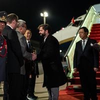Boric llega a Beijing para participar del Foro de la Franja y la Ruta, y alista bilateral con Xi Jinping 
