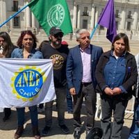 Más de 10 días en paro: trabajadores del patrimonio llegan a La Moneda para solicitar que Presidente Boric “destrabe” el conflicto 