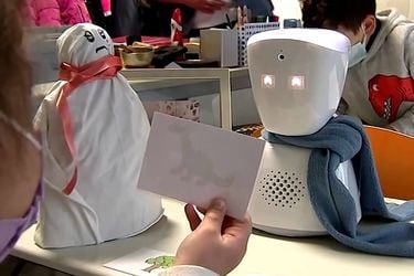 El robot avatar que va a la escuela por un niño enfermo