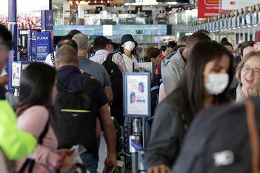 A un mes de terminar el año, el Aeropuerto de Santiago logra superar el tráfico de 2020