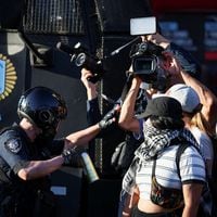 Detienen a chileno en manifestación contra “ley ómnibus” en Argentina por agredir a agentes de seguridad