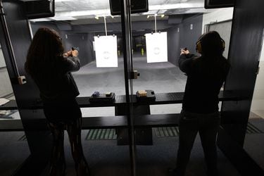 “Apuesto por mujeres independientes y capaces de defenderse”: diputado Araya (republicano) promociona curso gratis de tiro en la antesala del 8-M