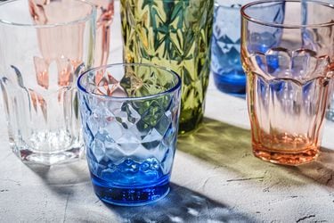 Estudio alerta que tomar jugo, bebida y alcohol en vasos de vidrio de colores es peligroso para la salud