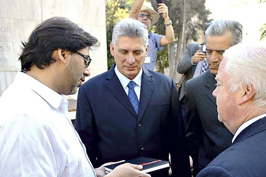 El alcalde de Recoleta, Daniel Jadue, junto a Miguel Díaz-Canel en el Cementerio General.