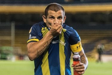 La nueva polémica de Emiliano Vecchio: finge una lesión y es descubierto por su club en Argentina