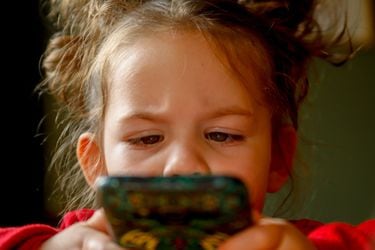 Uno de cada tres niños en Chile come junto a su celular o tablet