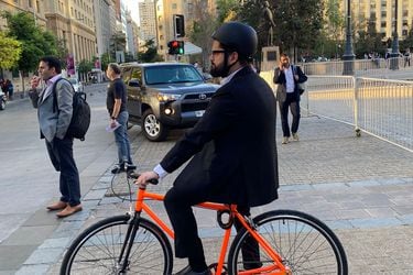 ¿Nuevo hábito?: Presidente Boric se retira de La Moneda en bicicleta