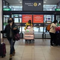 Reportan alto flujo de personas en el aeropuerto de Santiago