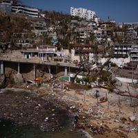 Boric ofrece apoyo a México tras paso del huracán “Otis” que destruyó el balneario de Acapulco