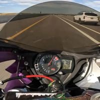 Youtuber se graba a 300 km/h en moto y la policía lo va a detener a su casa